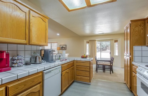 Coarsegold House | Rustic Retreat Yosemite w/Hot tub, Game room, EV L2 charger & Fire Pit