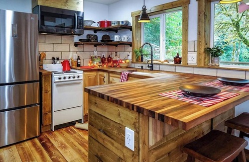 Verlot Cabin | Rusty Bridge River Lodge | Hot Tub & Barrel Sauna