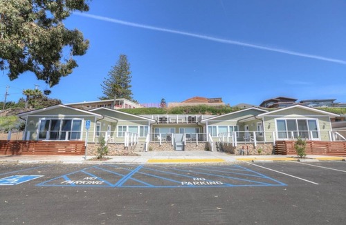 Morro Bay Condo | Salty Sisters Suites at Morro Rock - large suite with rock view