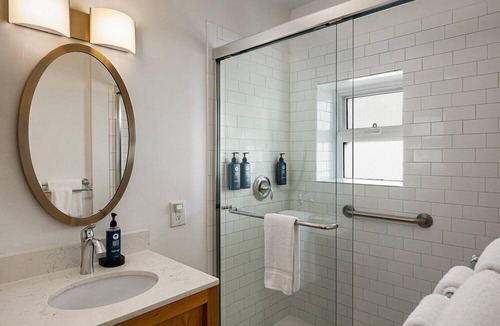 Lower Nob Hill Resort | San Francisco | Couples City Escape | Wi-Fi + Gym