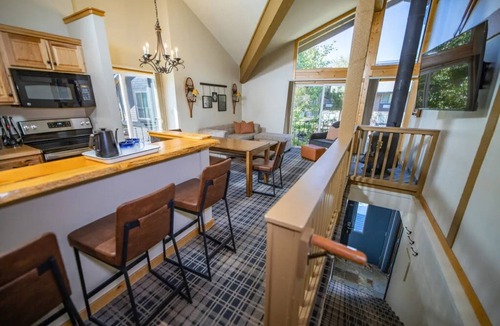 Mammoth Lakes Hotel | Scenic Alpine Room Near Yosemite Tioga Pass, Ski Rentals & Trailheads! 2 Units