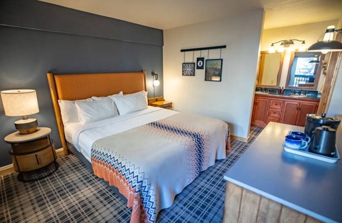 Mammoth Lakes Hotel | Scenic Alpine Room Near Yosemite Tioga Pass, Ski Rentals & Trailheads! 2 Units