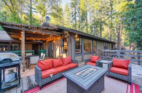 Pollock Pines House | Scenic Forest Cabin with Deck l Best Value for Weekly & Monthly Stays
