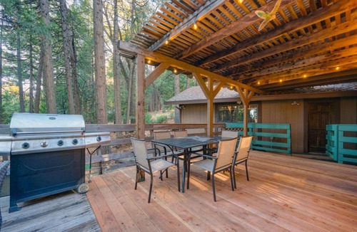 Pollock Pines House | Scenic Forest Cabin with Deck l Best Value for Weekly & Monthly Stays