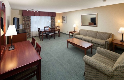 Downtown Hotel | Scenic Stay in Eureka – Suite Room Perfect for Redwoods Exploration