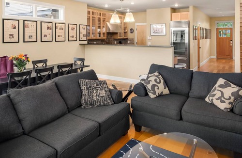 Mann House | Seattle Vacation Home: House of Suffrage - 5 bedroom, sleeps 16!