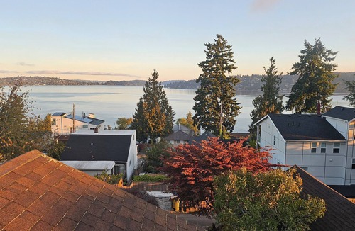 Bryn Mawr-Skyway House | Serene 2-bedroom house in Seattle perfect for a relaxing getaway near Seatac