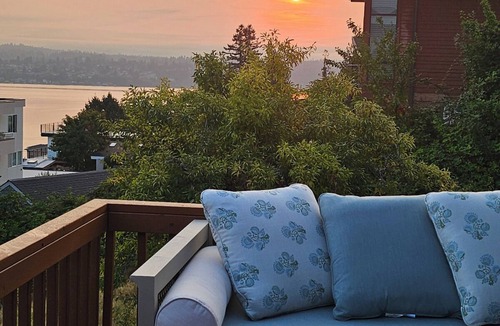 Bryn Mawr-Skyway House | Serene 2-bedroom house in Seattle perfect for a relaxing getaway near Seatac