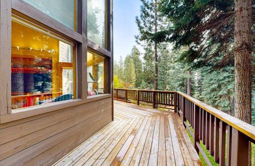 Ponderosa Palisades House | Serene home with fireplace wood stove kitchen W&D hot tub & gas grill