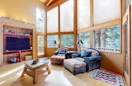 Ponderosa Palisades House | Serene home with fireplace wood stove kitchen W&D hot tub & gas grill