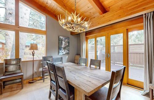 Ponderosa Palisades House | Serene home with fireplace wood stove kitchen W&D hot tub & gas grill