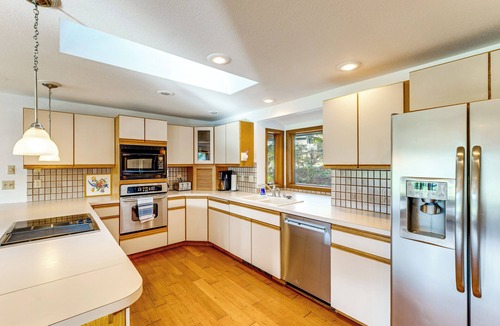 La Conner House | Serene La Conner Retreat w/Fireplace & Deck!
