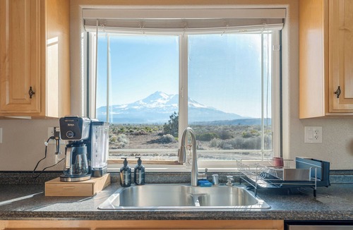 Weed House | Shasta Vista Retreat & Basecamp - 23 Acres , Private Trails, Sauna, Jacuzzi