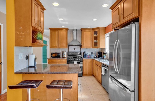 Ardenwood House | Single Level | Free Parking & Wi-fi | Private Yard