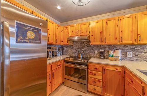 Mammoth Lakes Condo | Ski-In/Out Pet-Friendly Condo w/Spa, Pool 381
