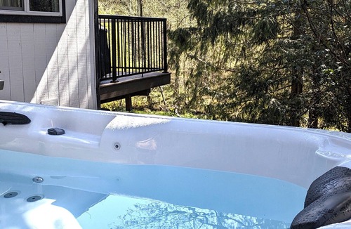 May Creek Cabin | Sky Creek Cabin; fire pit, mountain views, and hot tub under the stars.