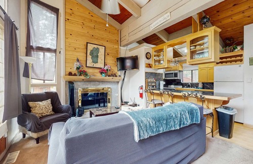 South Lake Tahoe Condo | Slopeside alpine condo with gas fireplace, shared hot tub-at base of Heavenly Lodge