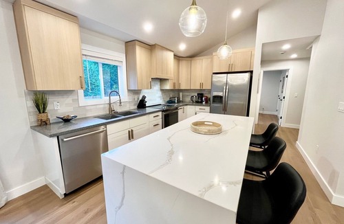 East Renton Highlands House | Snap-Worthy Cliffside Modern 4bed/2Bath Home w/AC, WIFI & Plenty of Parking!