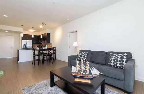 Del Rey Apartment | Snazzy 2BR Apt Marina Del Rey with pool and hot tub