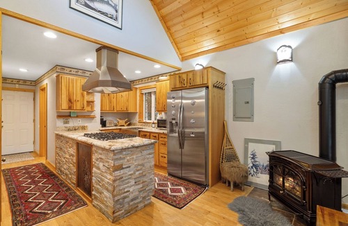 Snoqualmie Pass Cabin | Snoqualmie Pass Ski Cabin w/Hot Tub and Bonus Tree House!