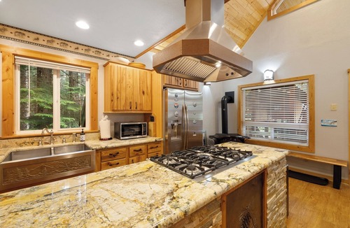 Snoqualmie Pass Cabin | Snoqualmie Pass Ski Cabin w/Hot Tub and Bonus Tree House!