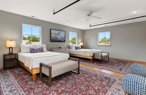 Leavenworth House | Snowcreek-Townhouse-DownTown-HotTub-8 People