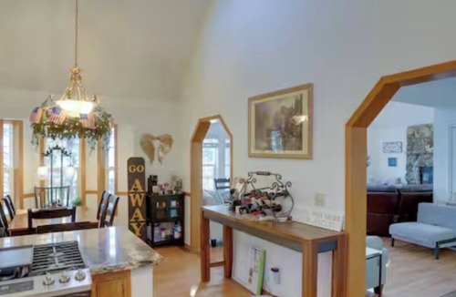 East Shore House | So many opportunities here: Wedding parties!Bachelorettes!Bachelors! Family fun!