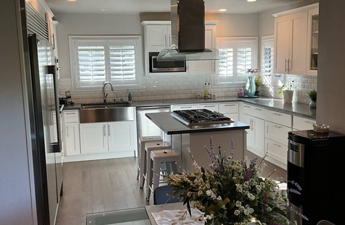 The Plaza House | SolunaSpa Retreat Chefs Kitchen 10 Min to Beach