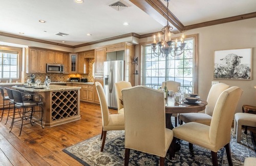 Mammoth Lakes Cabin | Sonenalp 1st-Floor Combo | 6BR/6BA | Private Hot Tub, Sauna; Easy Walk to Canyon