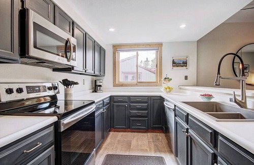 Peak 9 Condo | Spacious 2-bed, 2-bath Mountainwood 301 condo in Breckenridge, sleeps 8 guests!