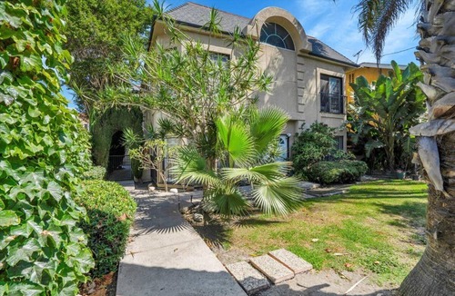 Central San Pedro Condo | Spacious 2BR/2.5BA Coastal Retreat- Parking, Walkable to Water, Near Highways
