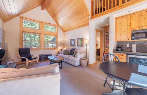 Ridgewood House | Spacious 3-bedroom with 1br Guest house, fenced yard, perfect for family getaways