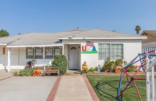 Winnetka House | Spacious 3 Bedrooms Los Angeles Home ♥ Queen Beds ♥ AC ♥ Washer/Dryer