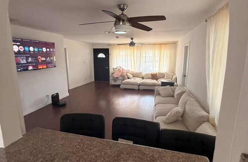 Winnetka House | Spacious 3 Bedrooms Los Angeles Home ♥ Queen Beds ♥ AC ♥ Washer/Dryer