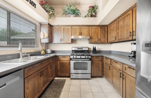 Pumpkin Center House | Spacious 4-bd 2.5bth Corporate Housing near Hwy 99 with plenty of parking