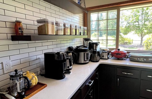 Eugene House | Spacious 4-bed in Eugene - Gated, Fenced Estate 10 min from Downtown/Wineries