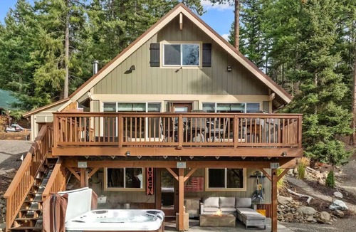 Roslyn Ridge House | Spacious 4-bedroom house in tranquil Ronald with hot tub and game room