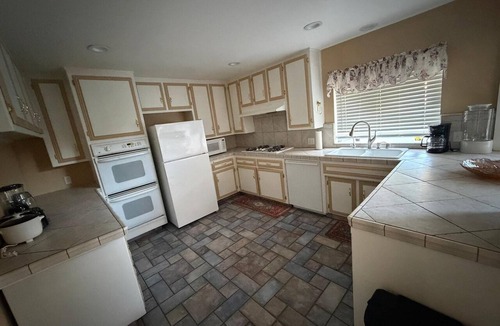 Lancaster House | Spacious 4-bedroom pool house in fabulous Lancaster with AC