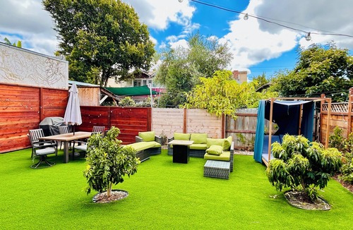 Upper Telegraph House | Spacious 4Bd-3Ba Temescal Home near UC-Berkeley with Firepit & Outdoor Dining