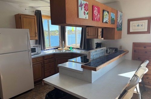 Republic Cabin | Spacious 4BR Waterfront Cabin at Tiffanys Resort - Perfect for Families & Groups