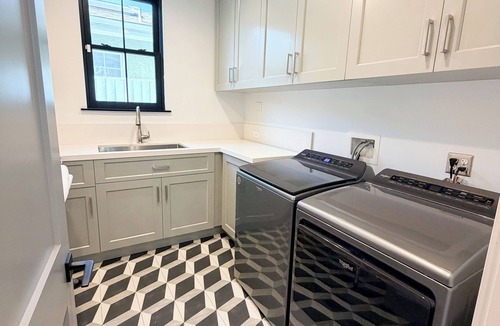 Manhattan Heights House | Spacious 5-bedroom house in beautiful Manhattan Beach with AC and great yards