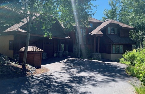 Olympic Valley House | Spacious 5-bedroom house in Olympic Valley with WiFi, game room, hot tub.