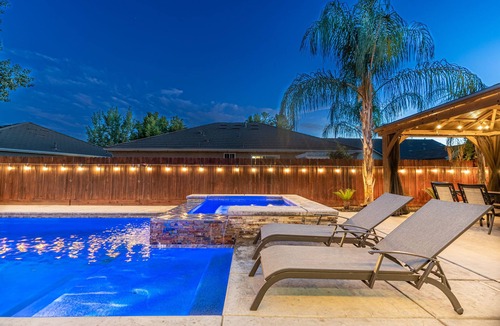 Raisin House | Spacious 5-Bedroom home w/Pool & Hot Tub