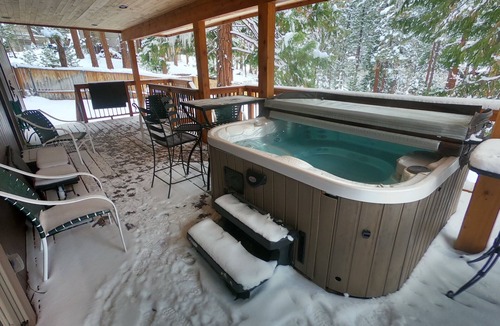 Round Hill Village House | Spacious 5-bedroom house with AC and EV charging in peaceful Zephyr Cove