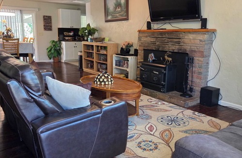 Enterprise House | Spacious 5-bedrooms house in fabulous Redding with Swimming pool n12 beds,3 bath