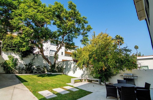 Beverly Hills Villa | Spacious 6BR Home with BBQ & Yard Beverly Hills Adj