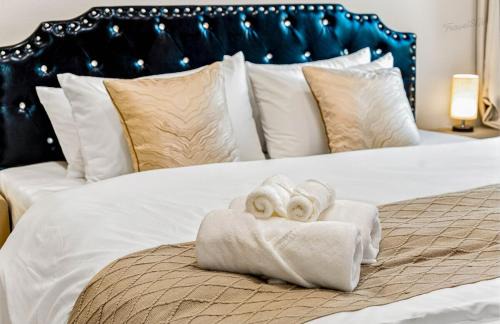 Bassett House | Spacious 6BR Stay + Parking + Near DTLA #TravelSGV