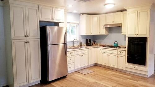 Big Bar House | Spacious and Pet-Friendly Sunny Yellow Cabin for a Wonderful Escape by the Trinity River in California