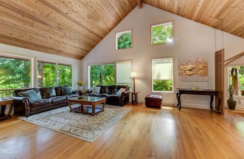 Cedar Heights House | Spacious Cabin Style Home with Hot Tub, Sauna, AC, King Bed, Loft, Free Parking