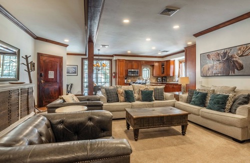 Mammoth Lakes Condo | Spacious Canyon Lodge Home | Mammoth Moose w/Hot Tub & Garage